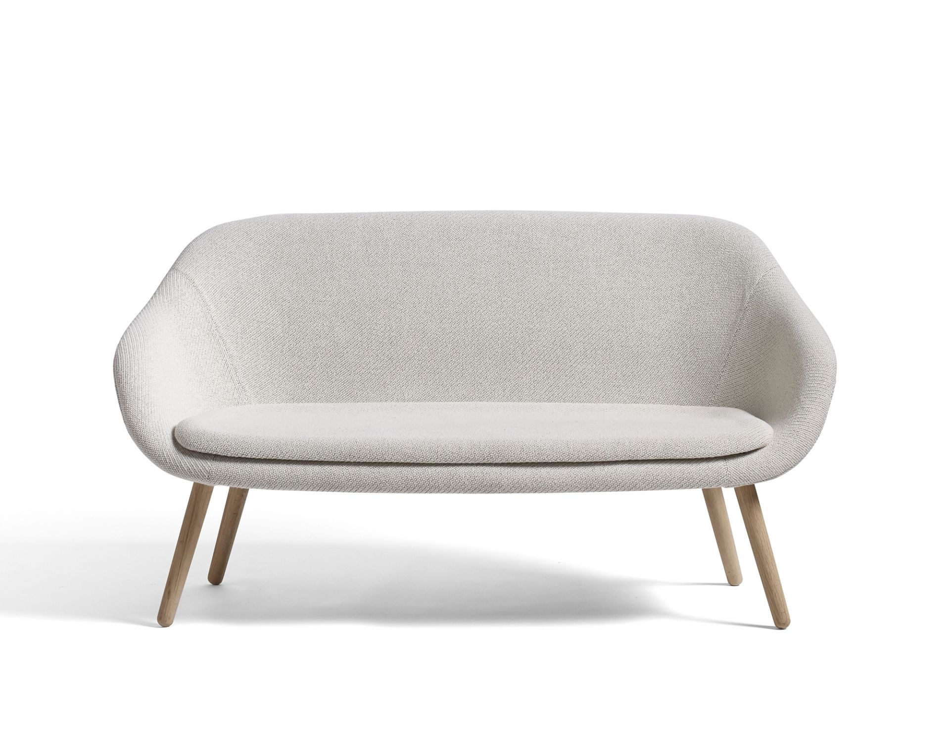 Helles About a Lounge Sofa von Hay mit Holzbeinen, modernes Design für Wohnzimmer.